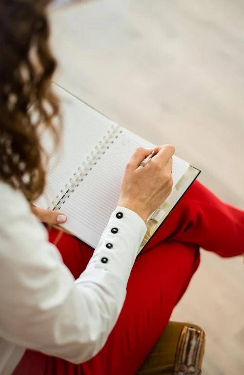 Manager documenting a performance management plan for an underperforming employee