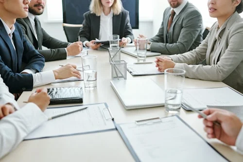 Employees practicing effective workplace communication during a professional disagreement